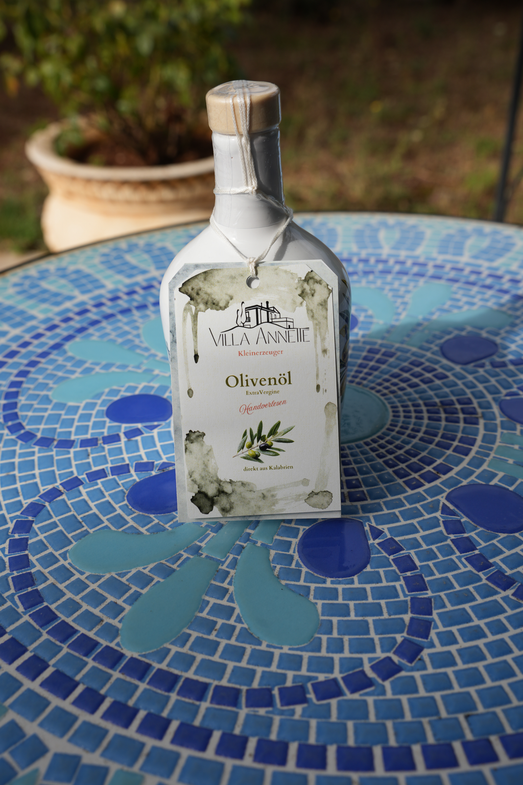 Handgefertigter Keramikkrug mit Bio Olivenöl Extra Vergine aus Kalabrien