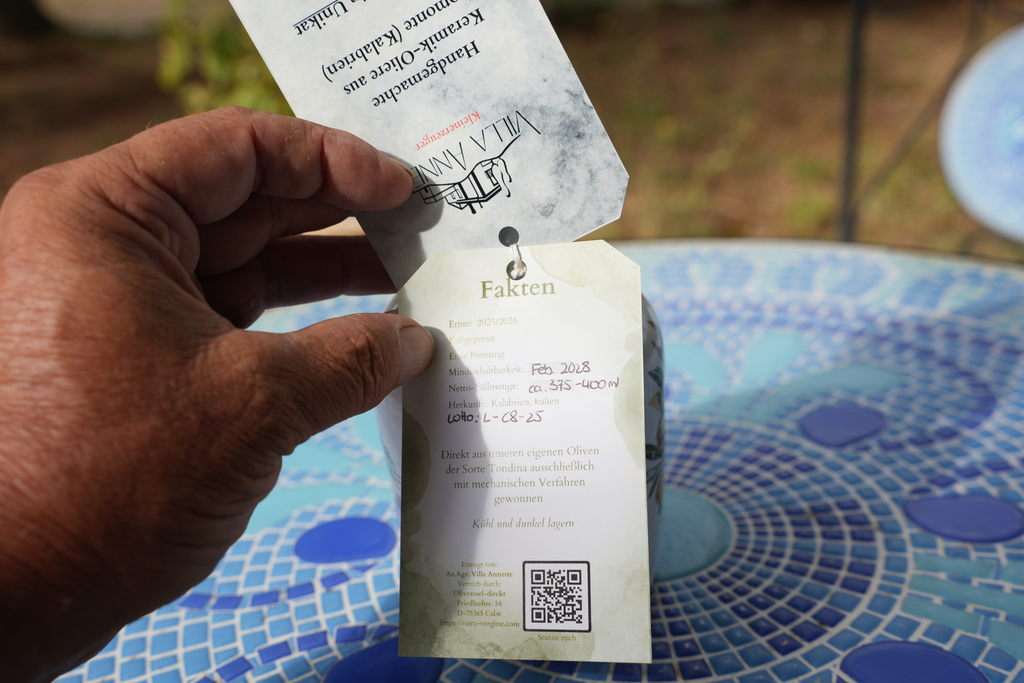 Handgefertigter Keramikkrug mit Bio Olivenöl Extra Vergine aus Kalabrien, italienische Töpferkunst und natives Olivenöl extra in limitierter Auflage