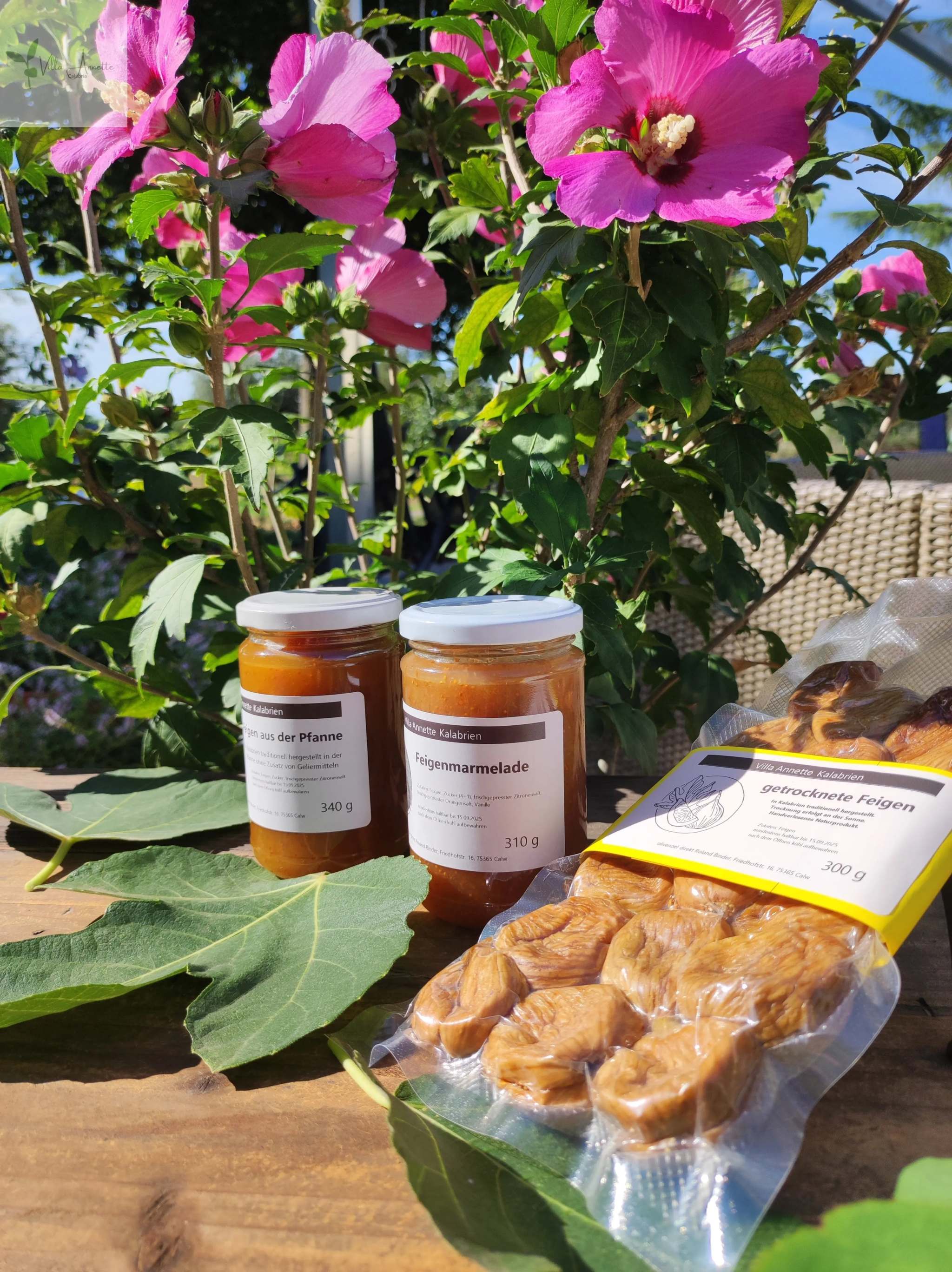 Jars of "Feigen aus der Pfanne" fig jam with dried figs and pink flowers.