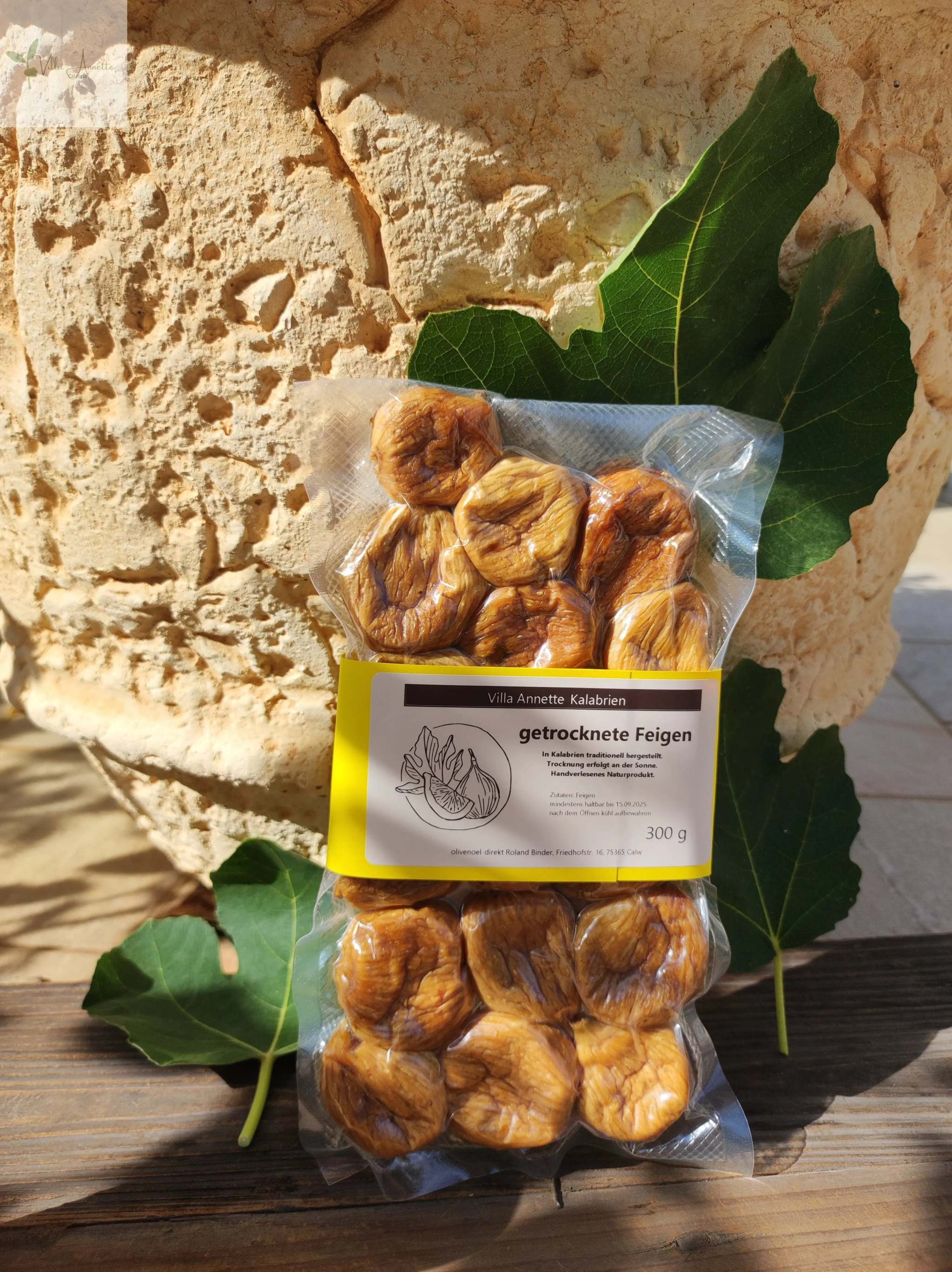 Dried figs from Calabria, 300g package, sun-dried and vacuum-sealed.