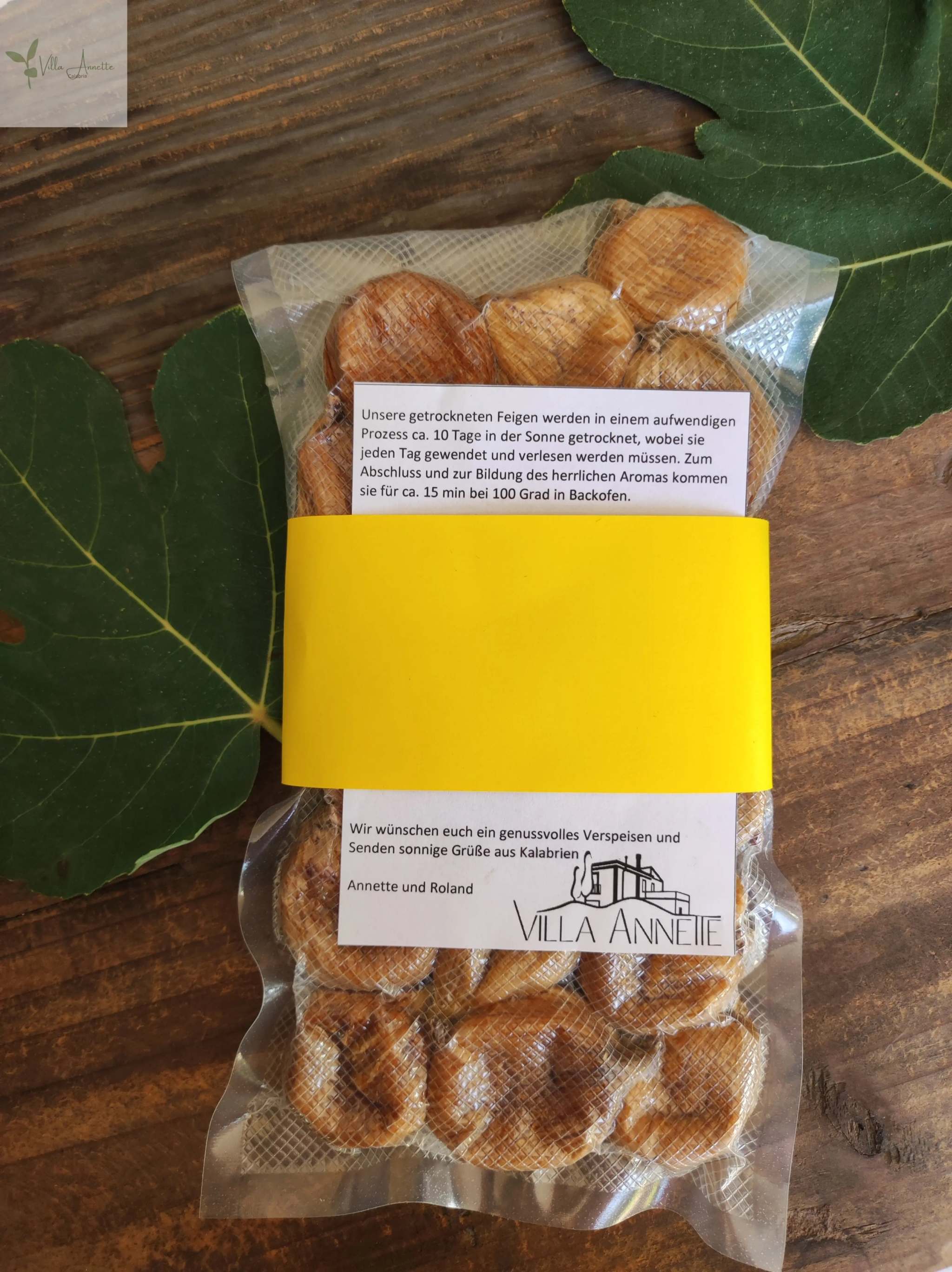 Dried figs 300g in vacuum-sealed pack with yellow label on wooden table.