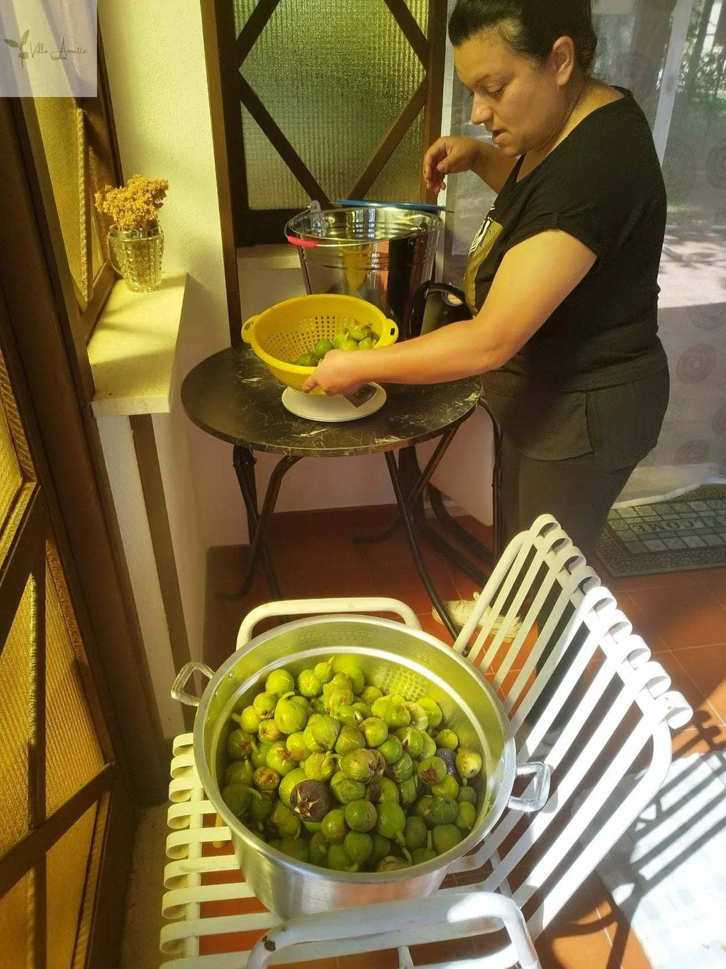 Feigenhonig 220 ml made from ripe figs in kitchen process.