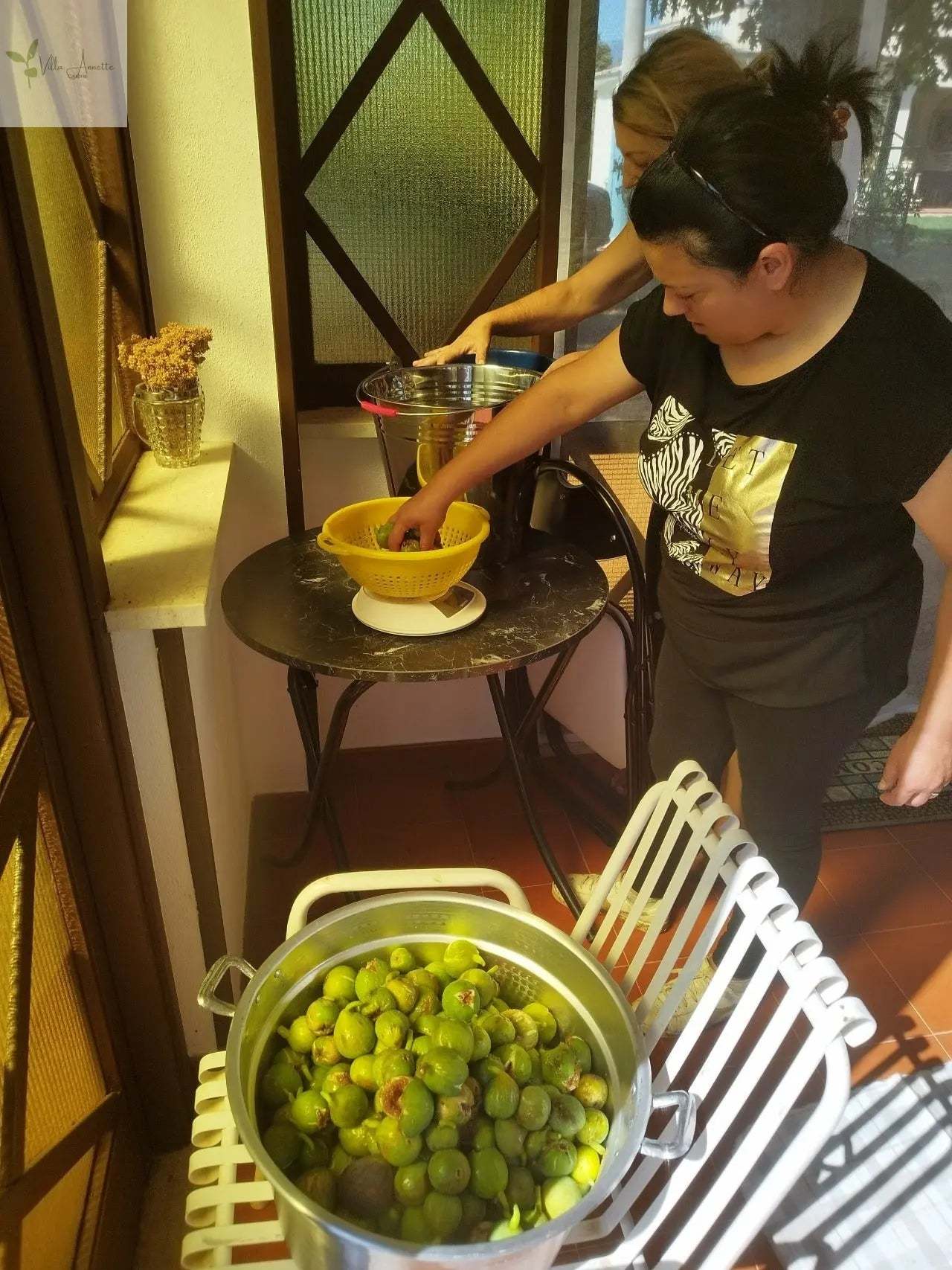 Feigenhonig 220 ml being prepared from ripe figs in a kitchen setting.