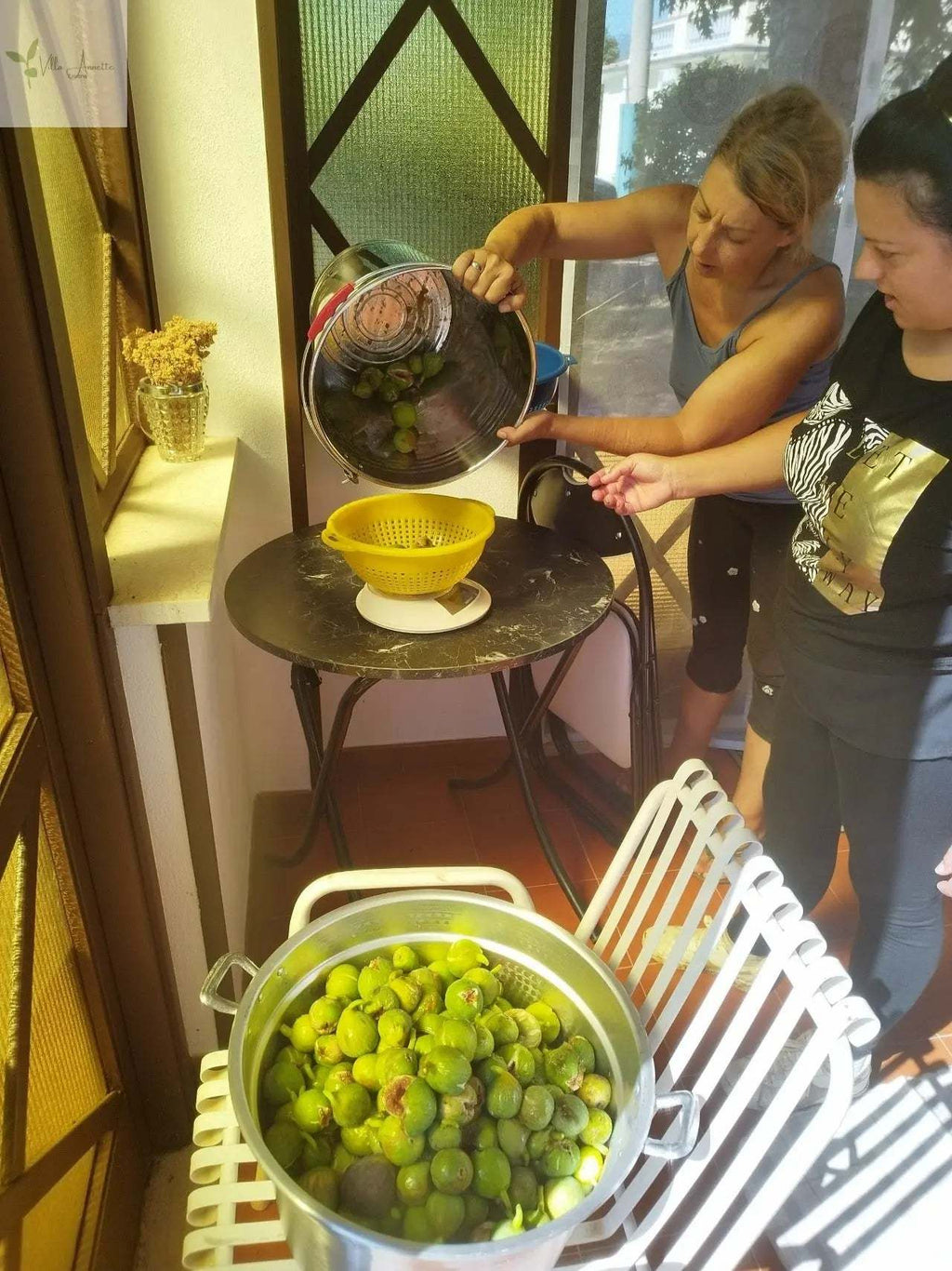 Feigenhonig 220 ml made from ripe figs being processed.