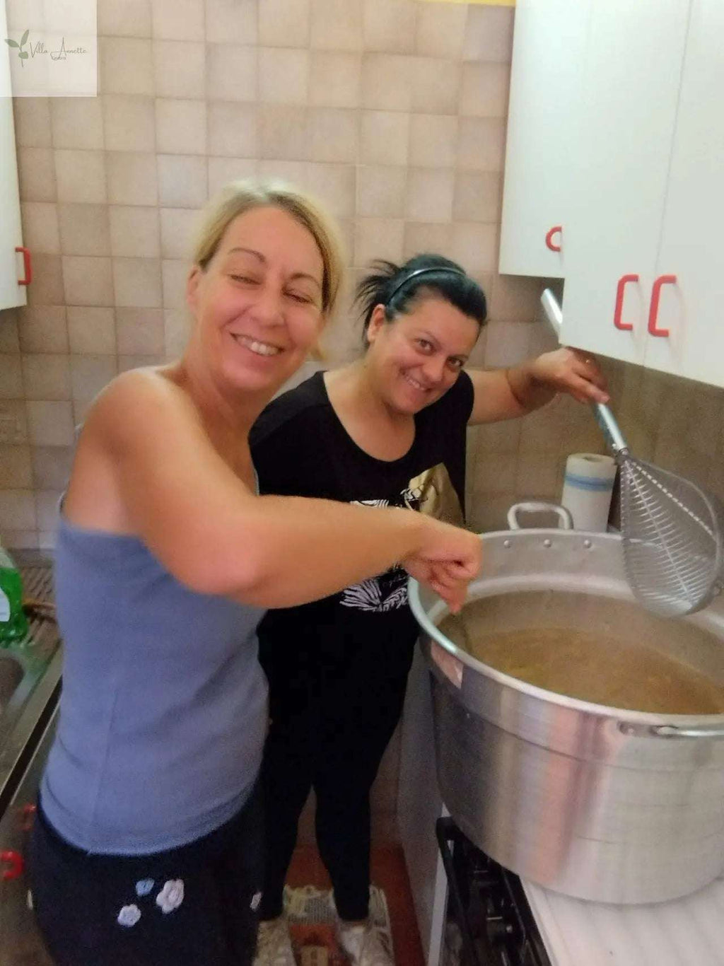 Feigenhonig 220 ml being prepared with ripe figs in a kitchen setting.