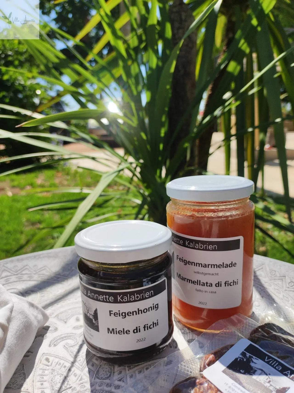 Feigenmarmelade aus Kalabrien im Glas auf Tisch im Freien.