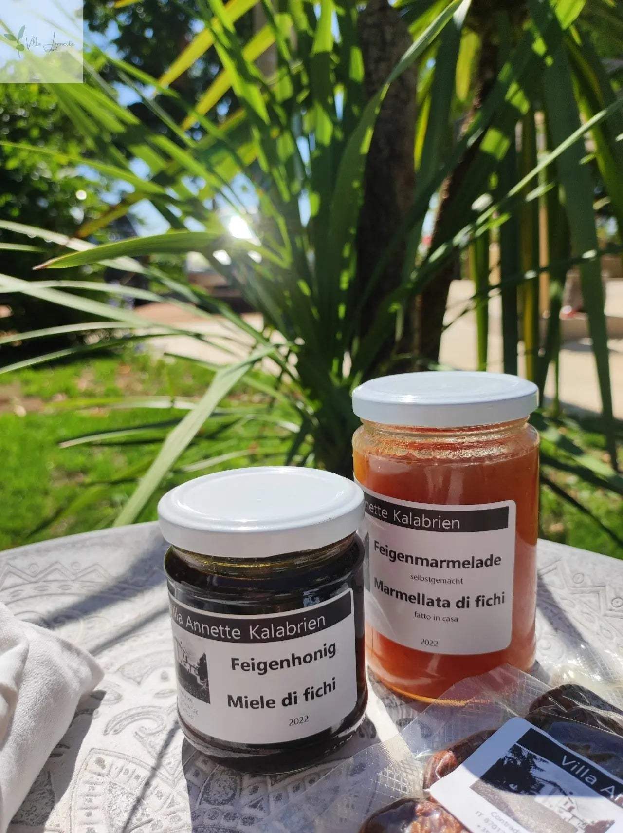 Feigenmarmelade aus Kalabrien im Glas auf Tisch im Freien.